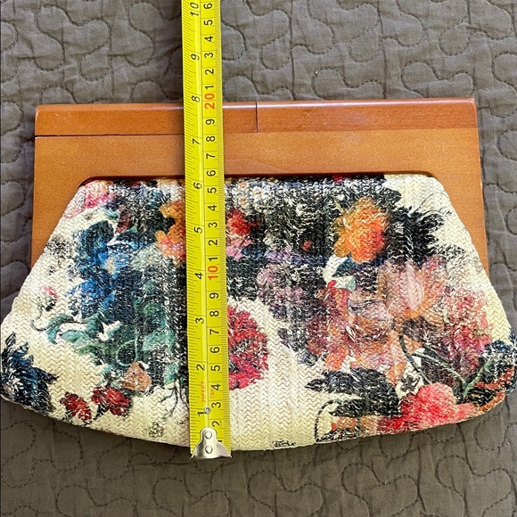 Sondra Roberts Squared Floral Print Clutch with Wooden Frame Magnetic Closure - Picture 9 of 9